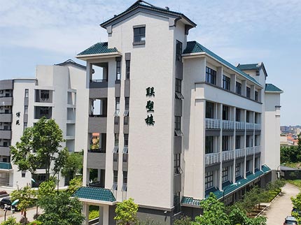 中國聯(lián)塑捐資助學，助力龍山中學煥發(fā)新輝
